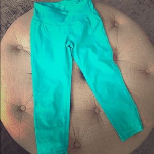 Teal Athleta cropped pants in xxs
